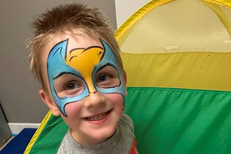 enfant avec le visage peint