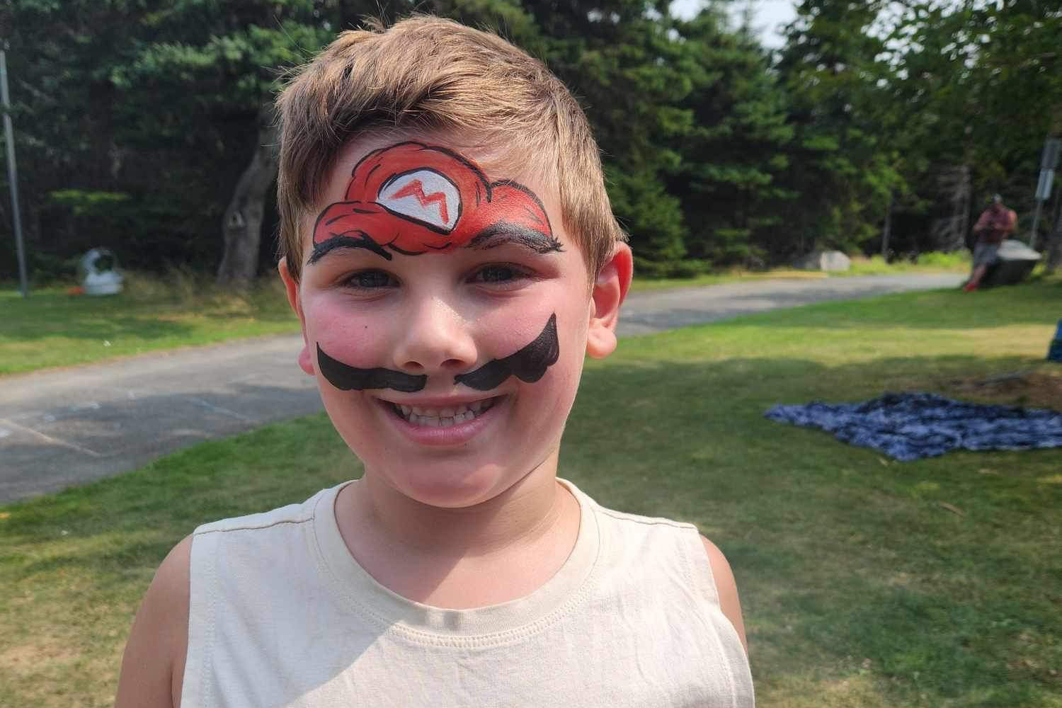 enfant avec le visage peint