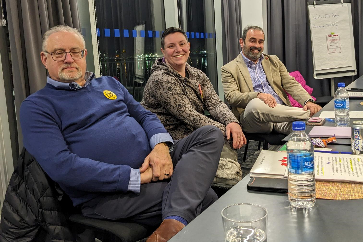 Brian Oldford, VPR Atlantique, Ashley Green, présidente de la section locale 90000 et membre de l’équipe de négociation, Chris Di Liberatore, VPER de AFPC