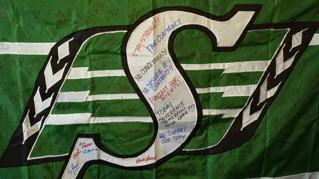 95 signatures sur le drapeau avec bien des voeux à l'équipe de négociation 