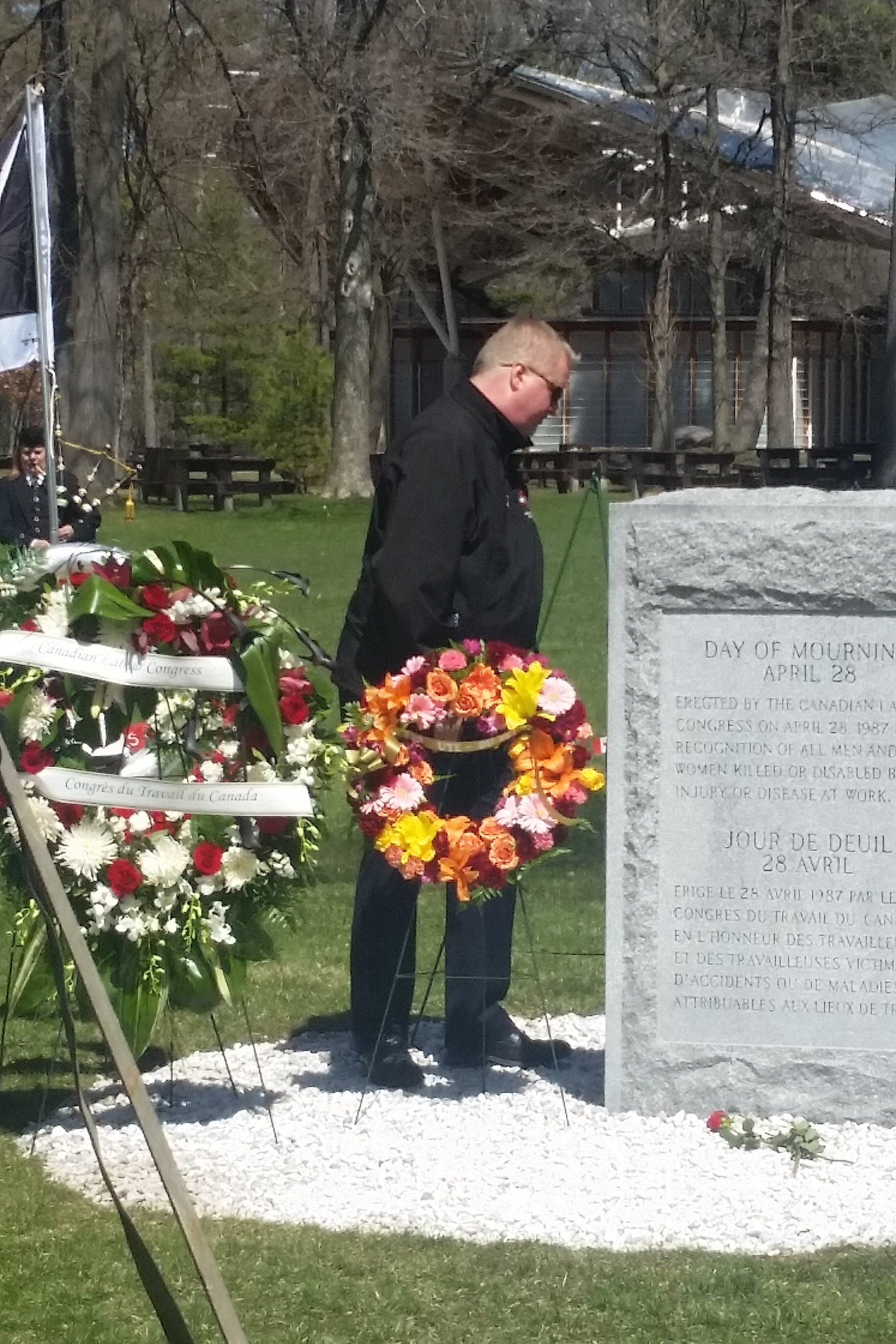 Marc Brière, 1st National Vice-President, lays a wreath on behalf of UTE