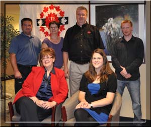 De gauche à droite, rangée du bas: Gaétanne Rodgers, mère de Vicky, et la lauréate, Vicky Rodgers; rangée du haut:</strong> Sylvain Moisan, délégué, Lina Tremblay, directrice des délégués, Marc Brière, président, et Marc Cloutier, délégué.