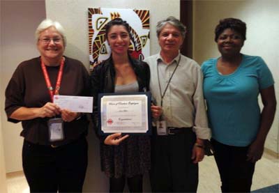 from left to right:  Linda Collins, Jessica Mifsud (rÃ©cipiendaire) Mannie Mifsud (pÃ¨re) et Veronica Eastman (membre de l'executif de la section local).
