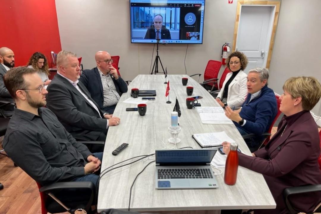 les participants autour d'une table