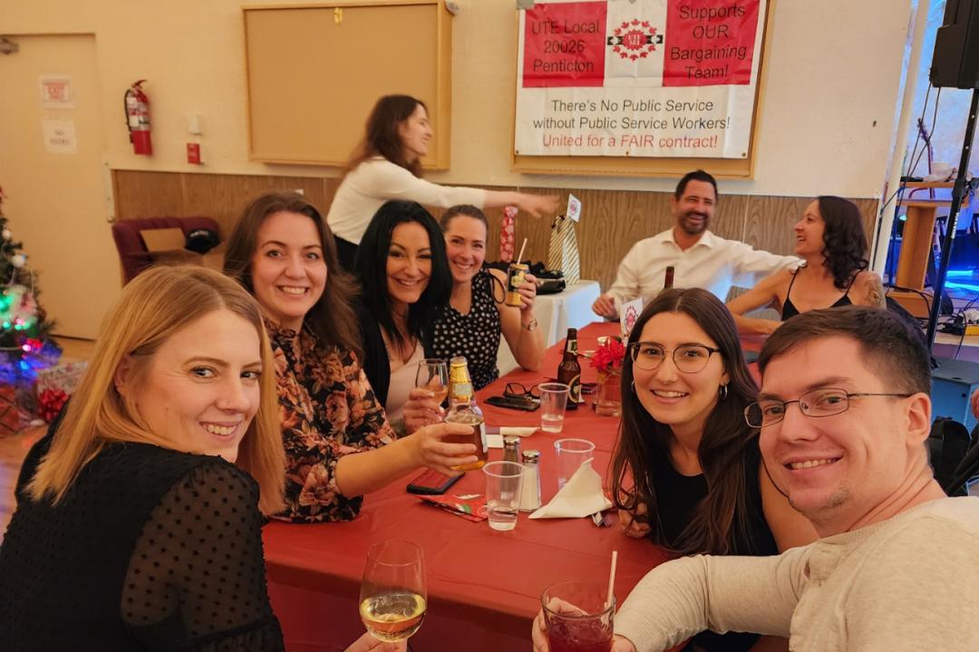 photo de groupe lors de la soirée d'appréciation des membres à Penticton