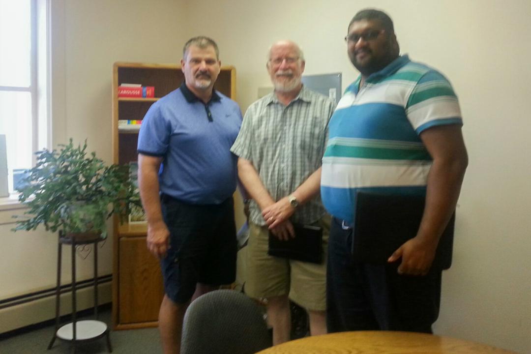 Président de la section locale - Derek Johannson, député Richard Cannings, VP section locale - Shiv Reddy