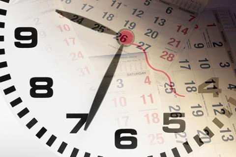 cadran d'horloge superposé à un calendrier