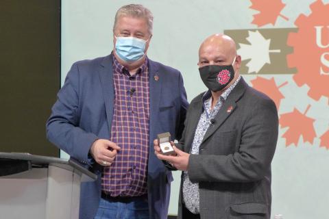 Marc Brière remet à Doug Gaetz son insigne de 35 ans de service